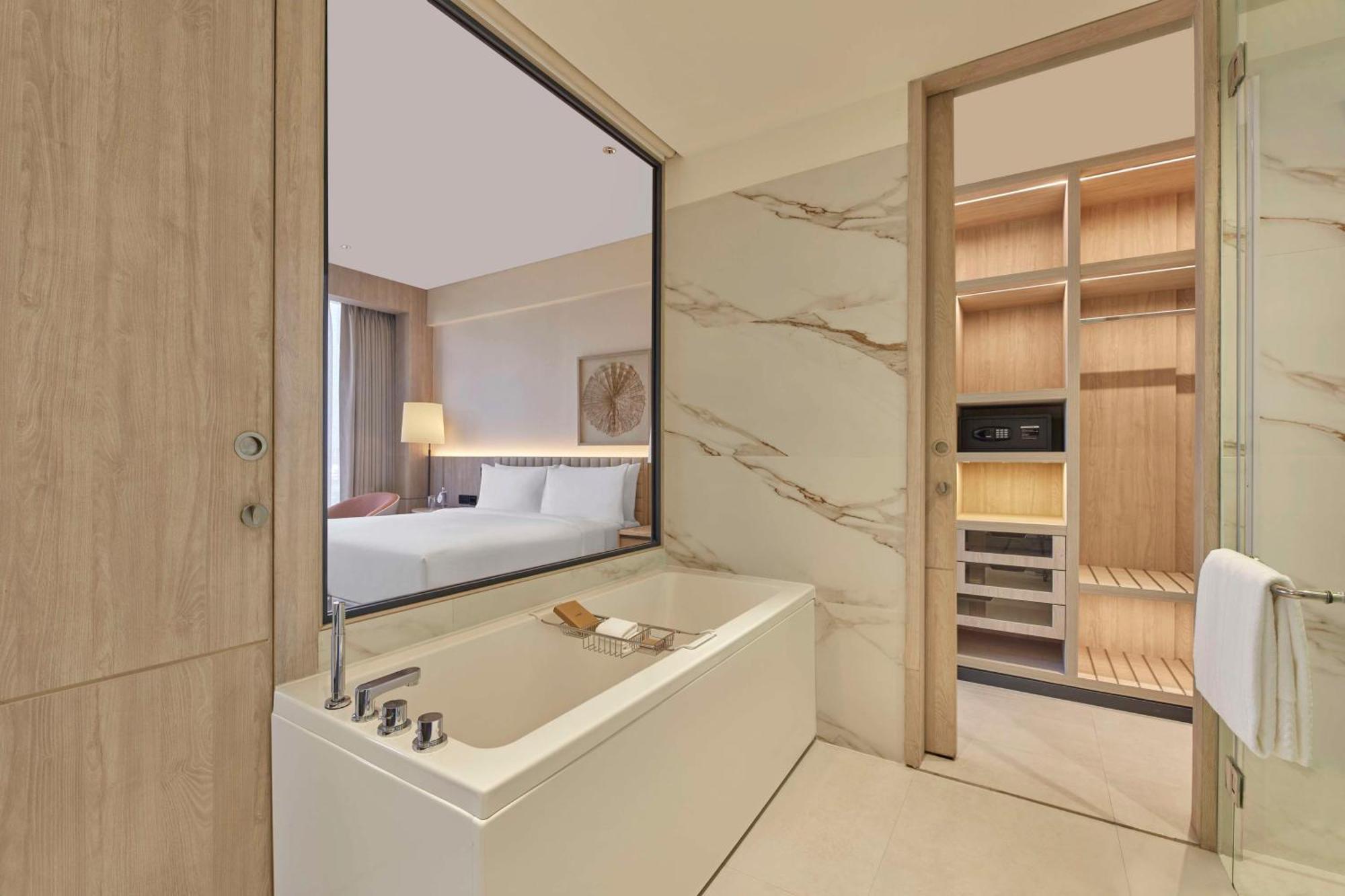 Hilton Gurugram Baani City Centre Gurgaon Exterior photo