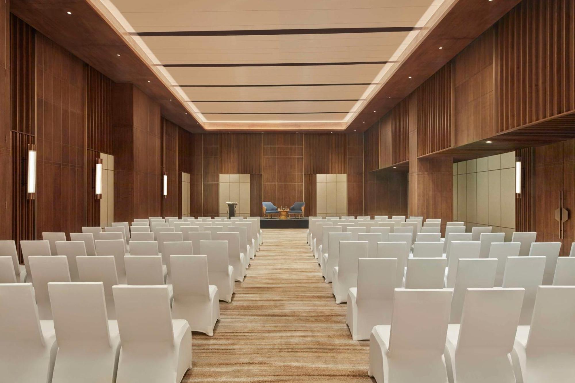 Hilton Gurugram Baani City Centre Gurgaon Exterior photo