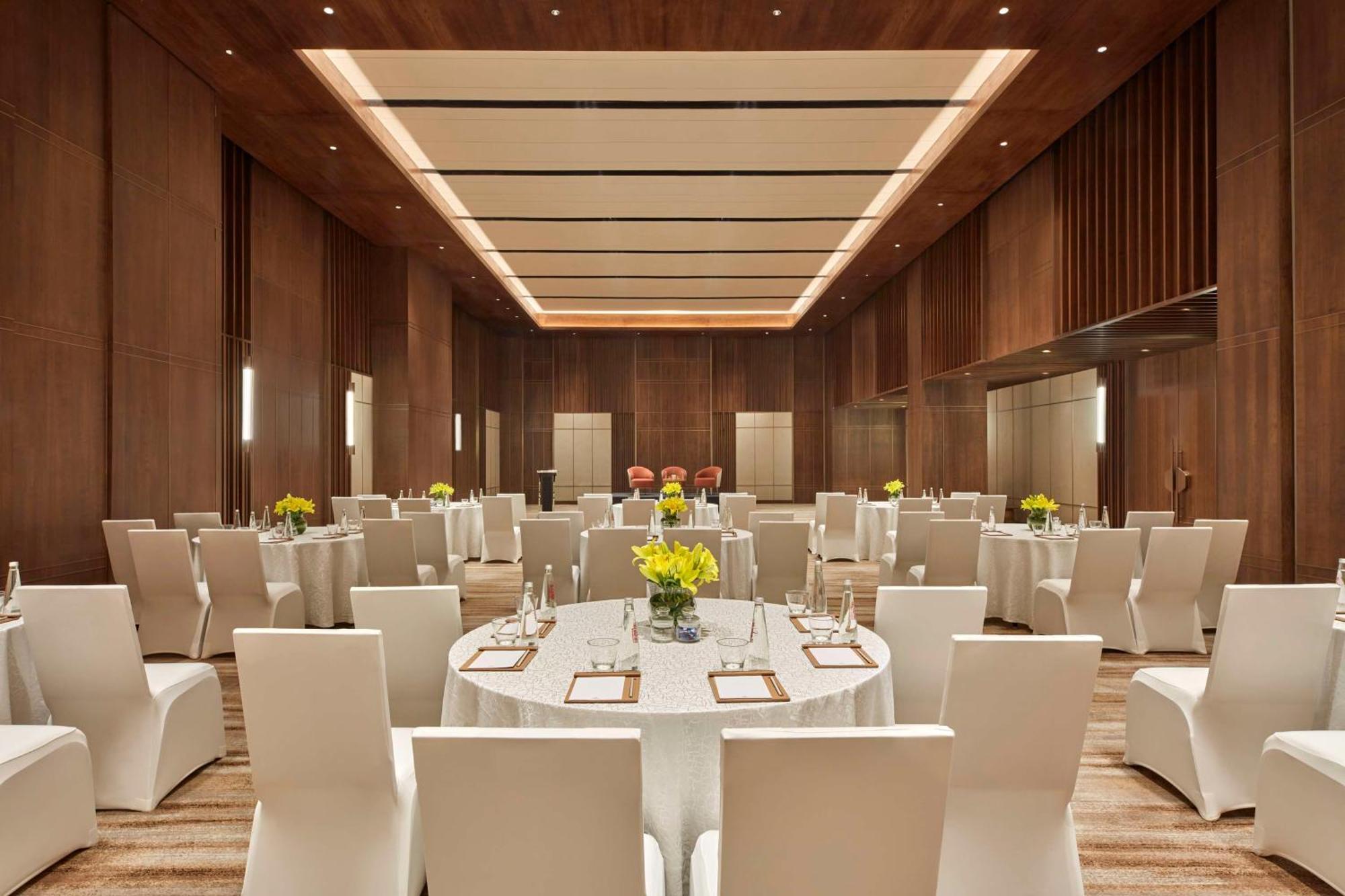 Hilton Gurugram Baani City Centre Gurgaon Exterior photo
